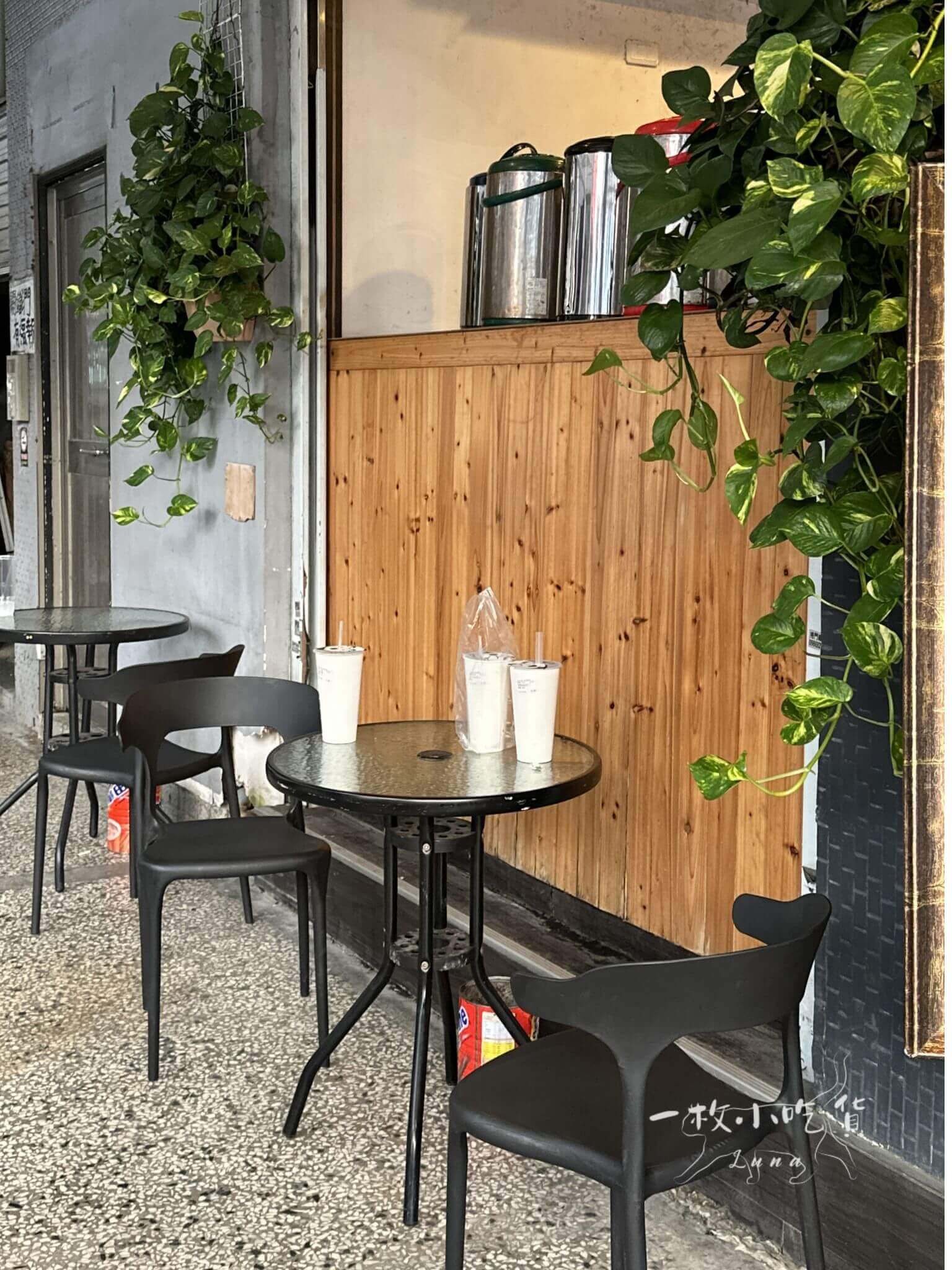 laoqiu tea shop seating area