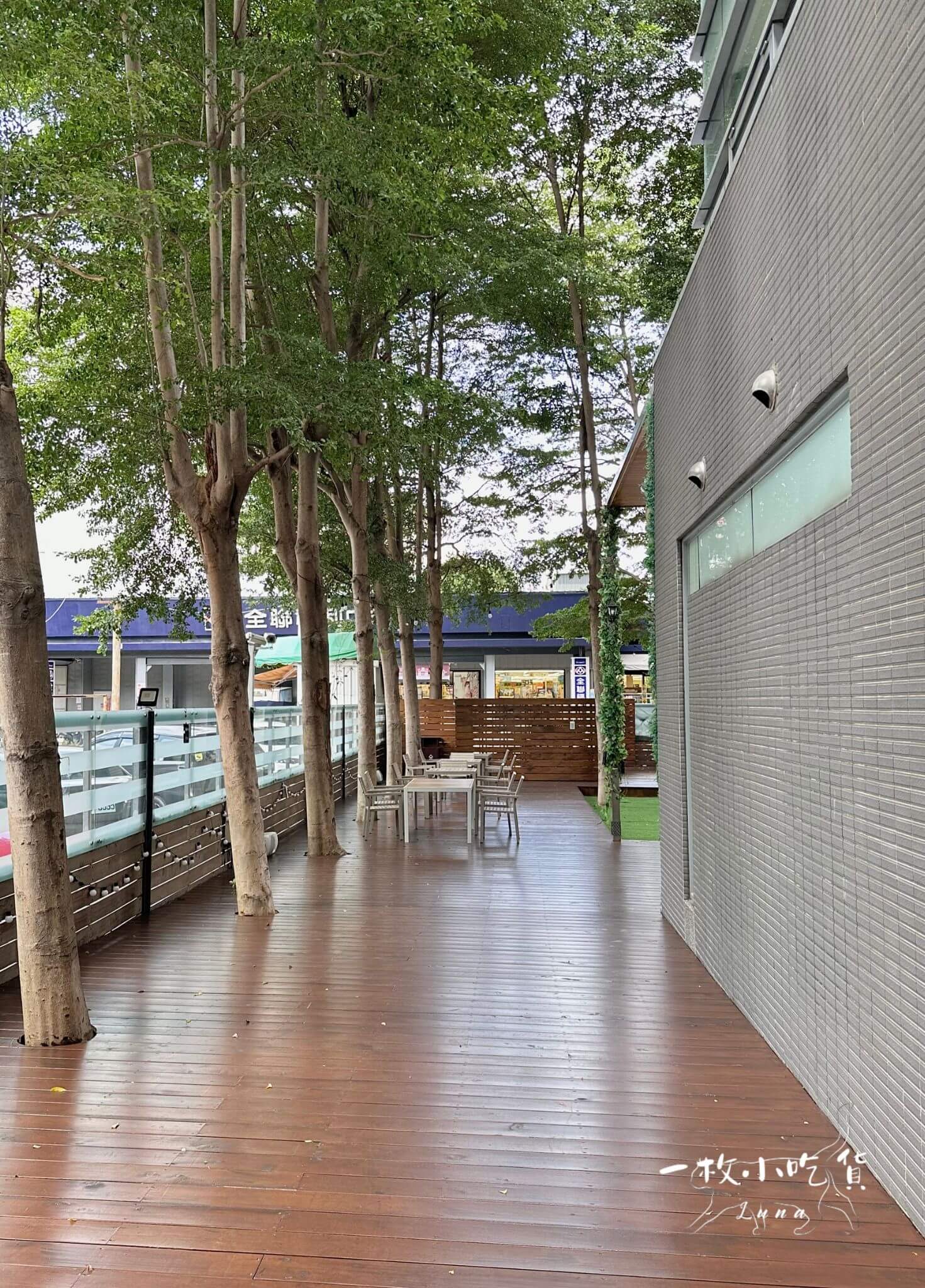 momori cafe storefront interior5