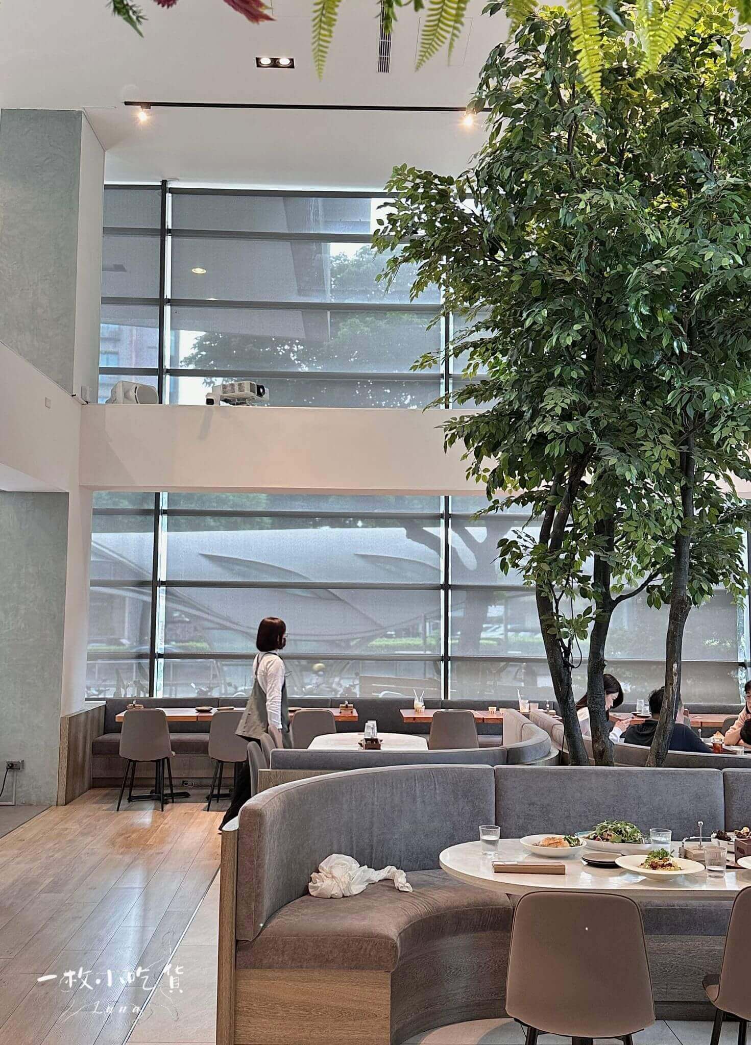 momori cafe storefront0