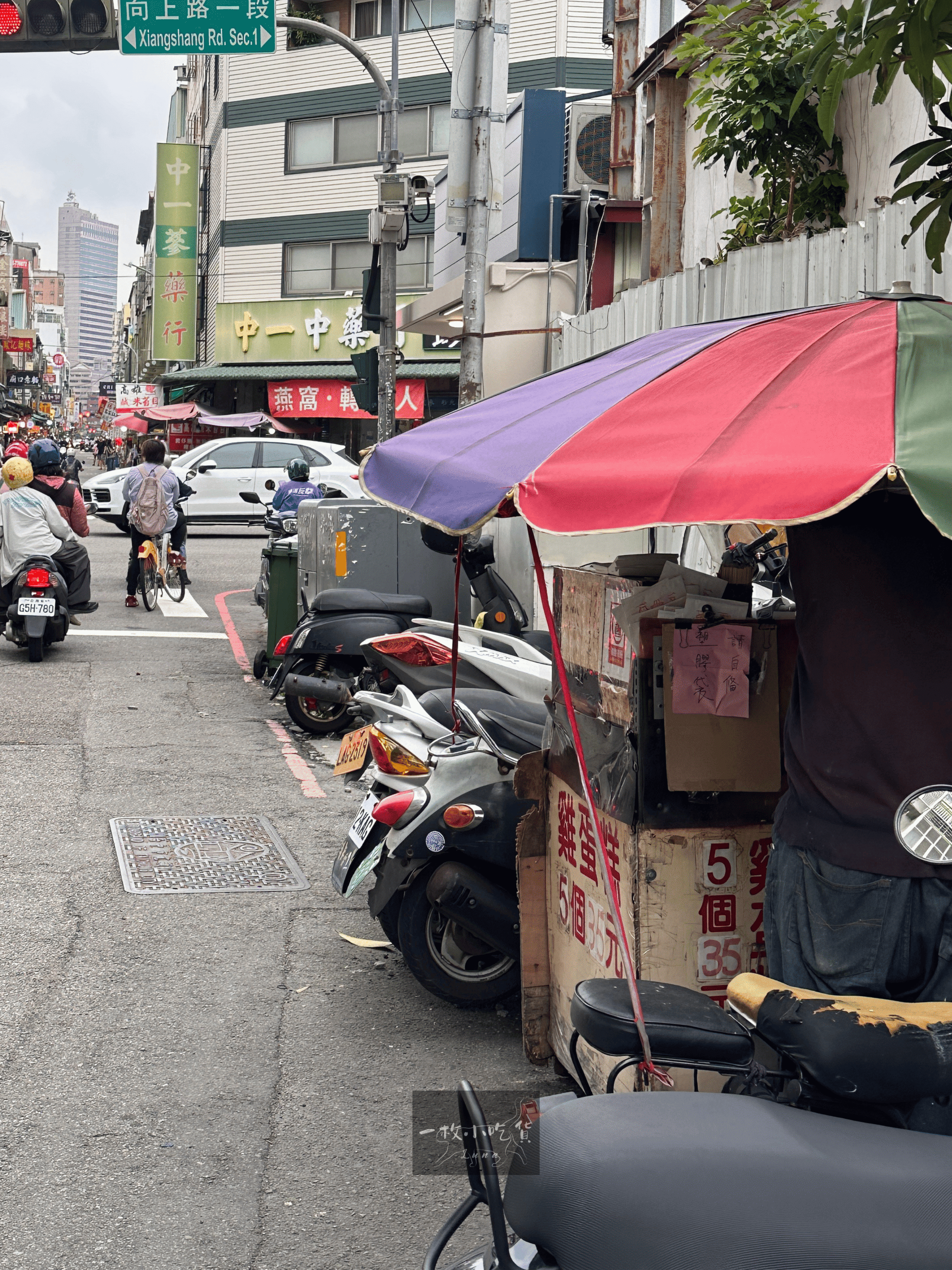 台中西區美食|鐵皮牆上的麻雀們爭先恐後享用『麻雀雞蛋糕』銅板價月底救星 2 麻雀雞蛋糕 Speckled Chicken Cake taichung 2