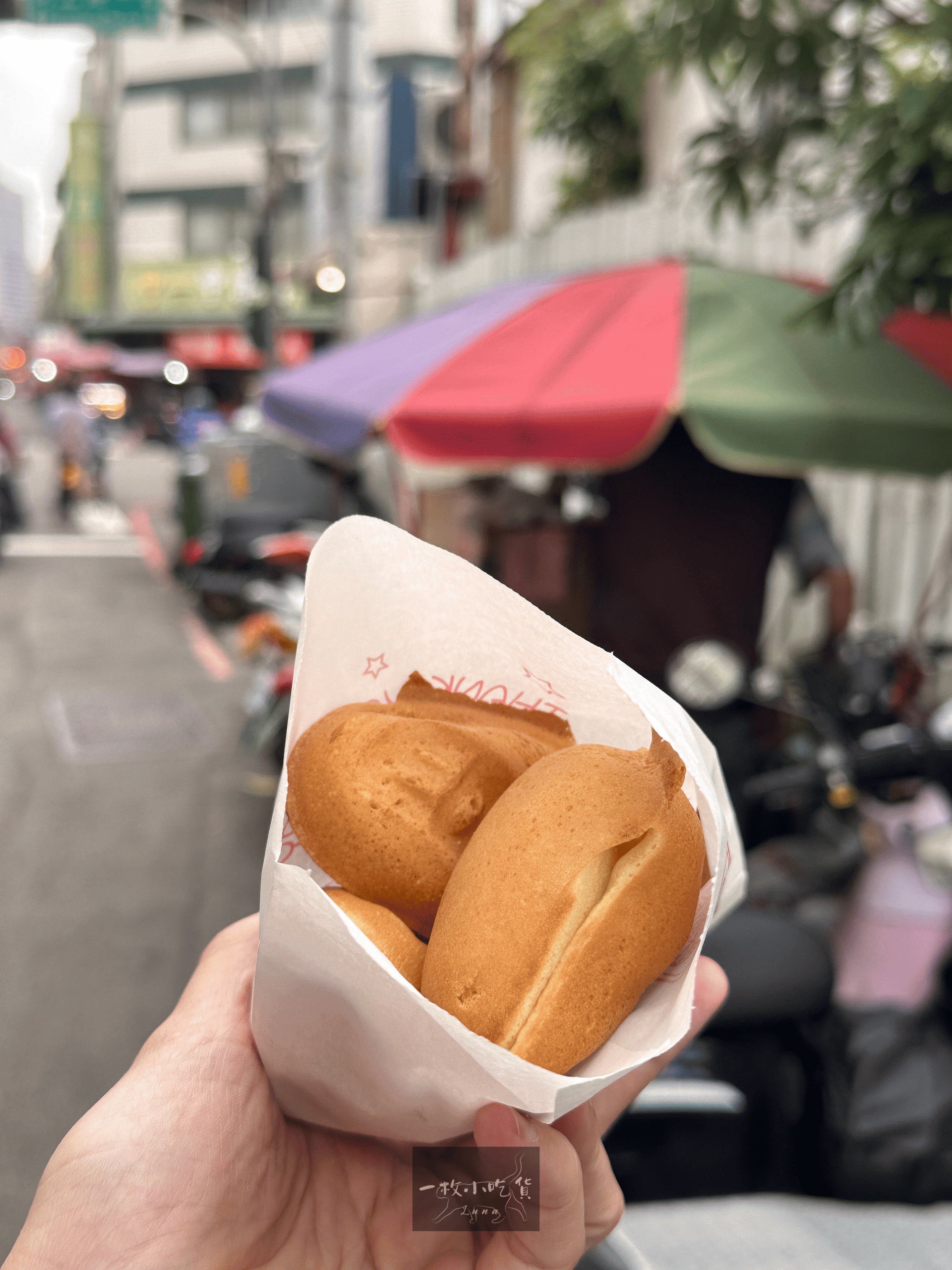 台中西區美食|鐵皮牆上的麻雀們爭先恐後享用『麻雀雞蛋糕』銅板價月底救星 4 麻雀雞蛋糕 Speckled Chicken Cake taichung 3